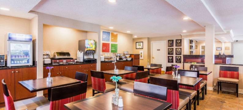 克林顿费尔菲尔德万豪酒店及套房(Fairfield by Marriott Inn & Suites Clinton)图片