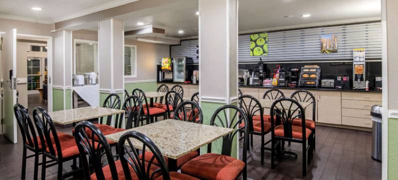 圣安东尼奥布鲁克斯城市基地拉昆塔温德姆酒店(La Quinta Inn by Wyndham San Antonio Brooks City Base)图片