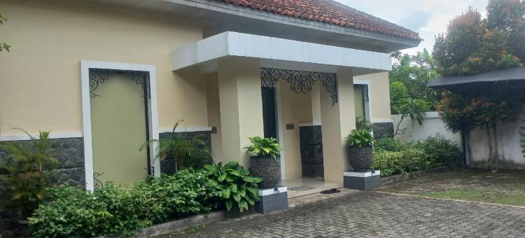 Capital O 93872 Natura宾馆伊斯兰教近普禾加多市中心广场(Capital O 93872 Natura Guest House Syariah Near Alun Alun Kota Purwokerto)图片