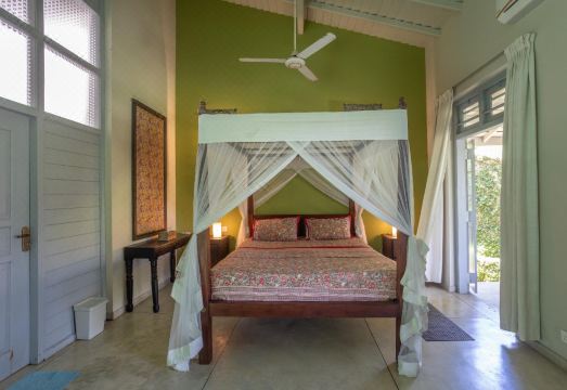 Hibiscus Villa Hotel Overview