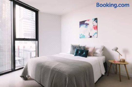 2Br Prime Location! Near QV Market & in Free Tram Zone Over view