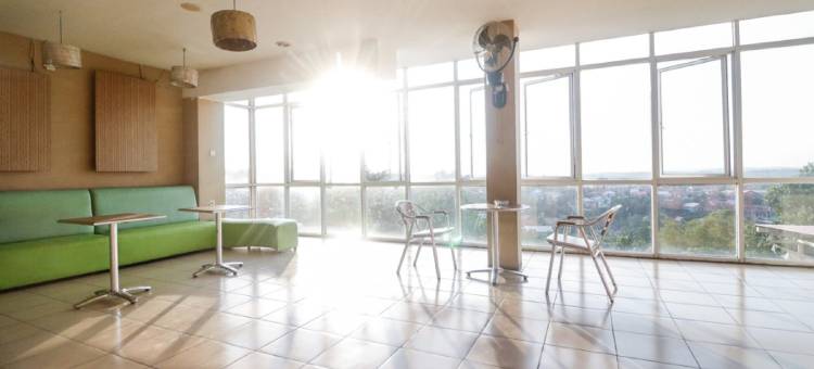 红多兹酒店-近巴图安帕尔汽车站(RedDoorz Near Terminal Batu Ampar)图片