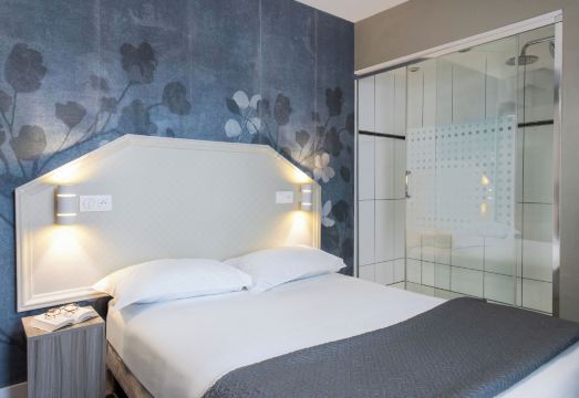 Hôtel AmbassadeurHotel Overview