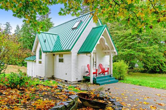 Fairytale Cottage with a Lovely Meadow Setting, Patio & WiFi - Walk to KVI Beach