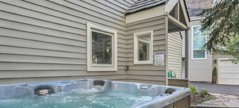 Private Deck with Hot Tub and Spacious Living Areas - Charming Duplex图片