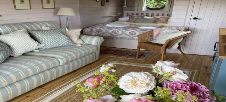 Cabins in Oxfordshire with Hot Tub & Meadow Views图片