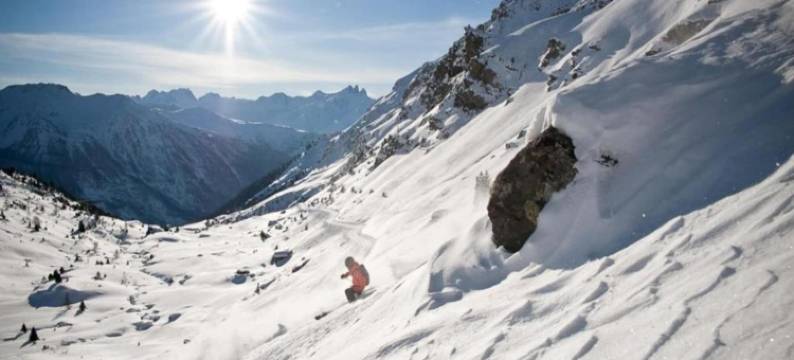 Holiday home with hot tub and pool图片