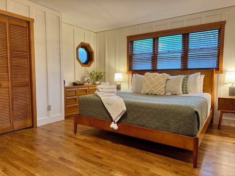 Nature Lover’s Cabin Retreat - private 24 acres w/trails and pond!