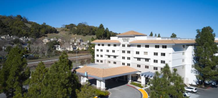 圣拉斐尔马林县希尔顿安泊酒店(Embassy Suites by Hilton San Rafael Marin County)图片