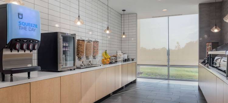 格林斯伯勒ARPT高点拉昆塔温德姆套房酒店(La Quinta Inn & Suites by Wyndham Greensboro Arpt High Point)图片