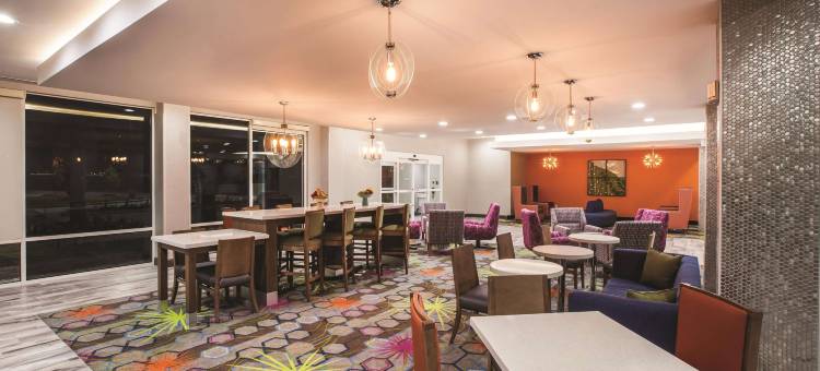 巴吞鲁日艾伦港拉昆塔温德姆套房酒店(La Quinta Inn & Suites by Wyndham Baton Rouge - Port Allen)图片