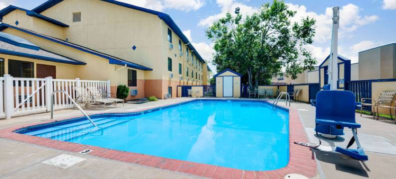 哈钦森温德姆速8酒店(Super 8 by Wyndham Hutchinson)图片