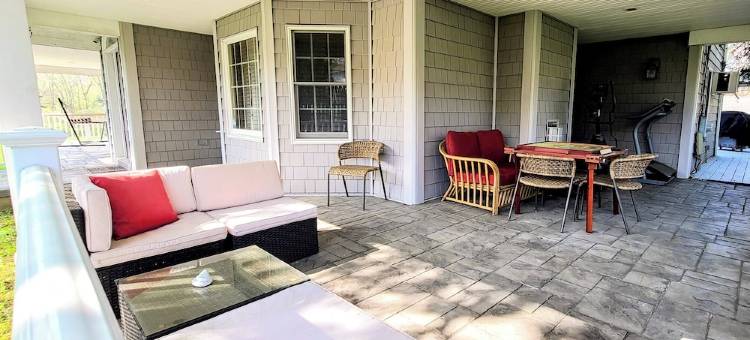 Spacious Family Retreat on 7.5 Private Acres Sleeps 10+ Pool/Hot Tub/Sauna/GR图片