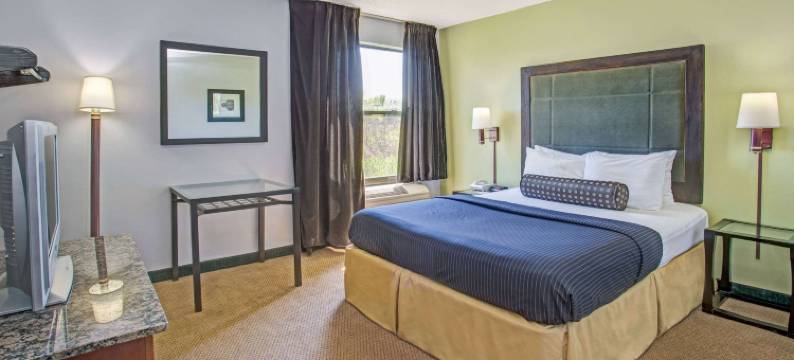 温德姆戴斯酒店-莱克布拉夫大湖海军基地(Days Inn by Wyndham Lake Bluff/Great Lakes Naval Base)图片