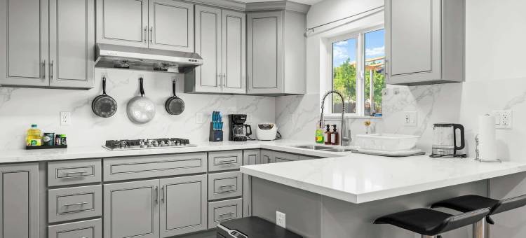 带庭院和舒适内饰的舒适度假屋(Comfy Retreat With Yard & Cozy Interiors)图片