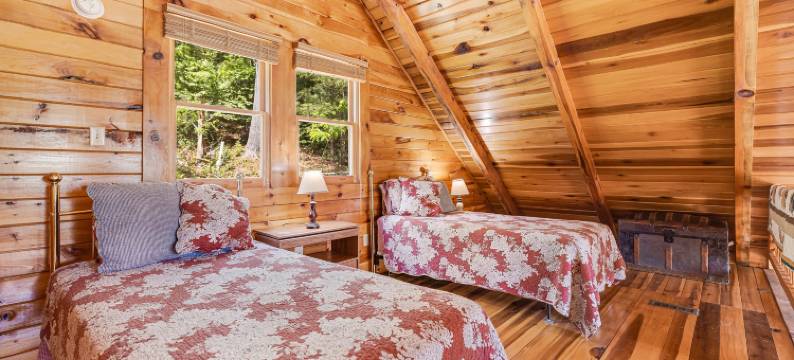 Tranquil Pond and Cozy Deck - Charming Rustic Retreat图片