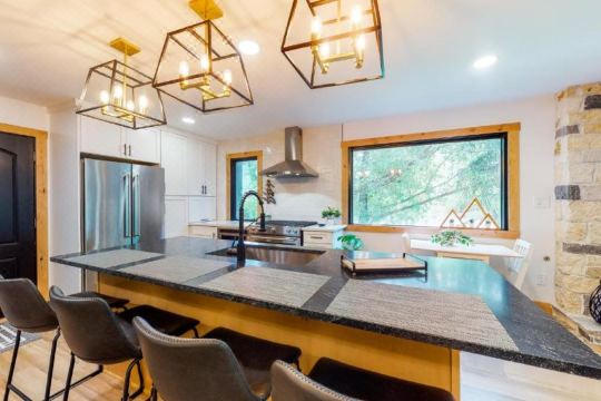 Stunning Mountain Views and Modern Kitchen - Stylish Retreat Hotel Overview
