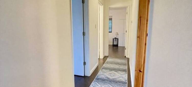 Vaulted Ceilings and Covered Porch Escape - Rustic Mountain Retreat图片