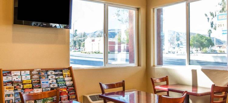 罗德威套房酒店-科罗娜(Rodeway Inn & Suites Corona)图片