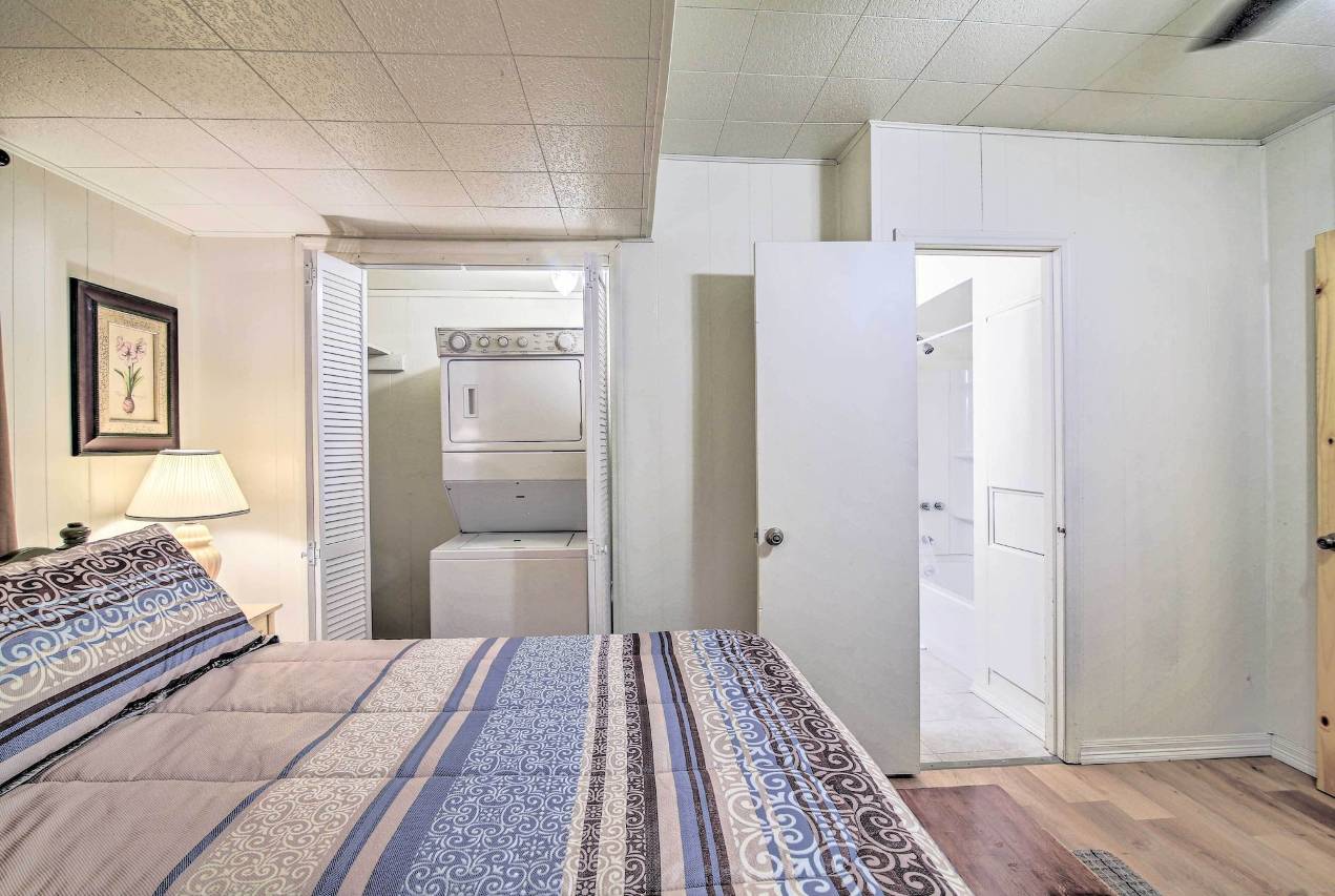 乌托邦家庭住宅,距乌托邦公园2个街区!(Utopia Family Home, 2 Blocks to Utopia Park!)