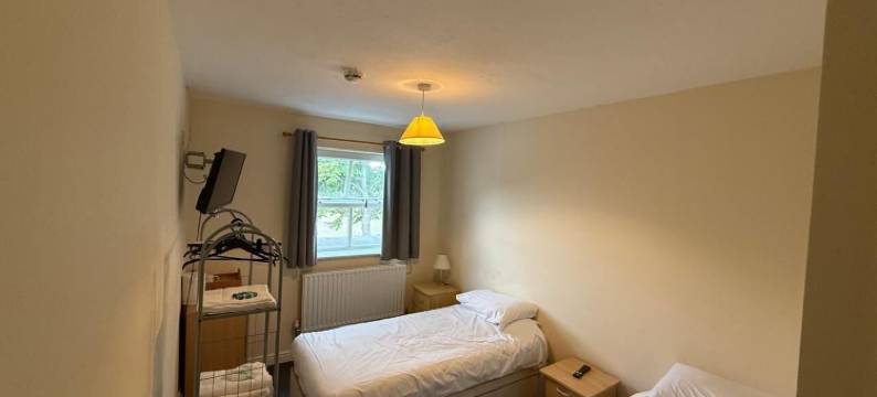 OYO 沃特曼斯阿姆斯赫舍姆酒店(OYO the Watermans Arms Hersham)图片