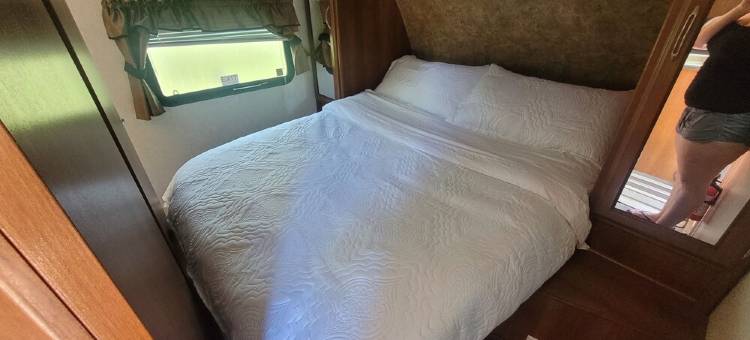 瀑布岭山间度假阿巴拉契亚山脉房车(Waterfall Ridge Mountain Escape Camper in the Appalachian Mountains)图片