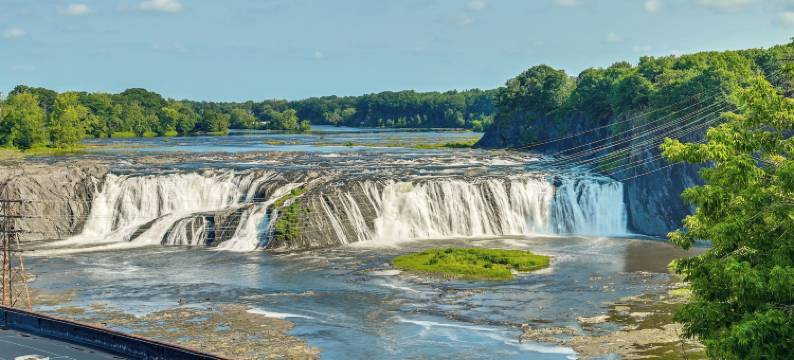 现代科霍斯度假屋，配有电壁炉！(Contemporary Cohoes Retreat w/ Electric Fireplace!)图片