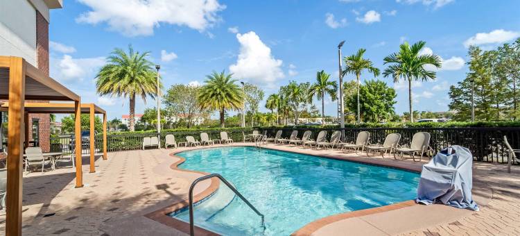 迈尔斯堡戴斯套房酒店-近捷蓝公园(Days Inn & Suites by Wyndham Fort Myers Near JetBlue Park)图片