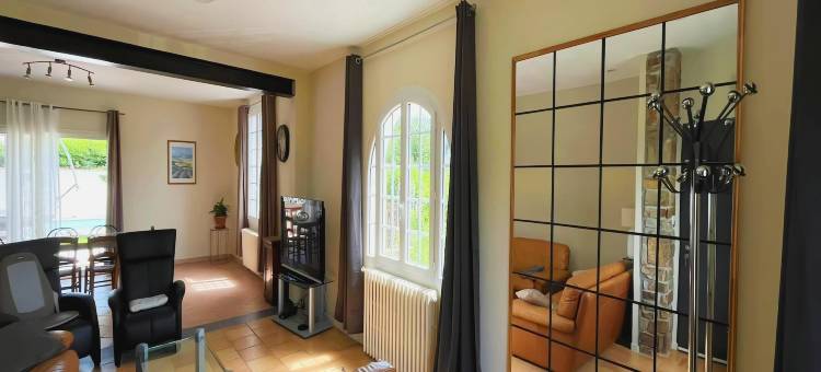 Villa in St Denis with Pool & Pyrenees View图片