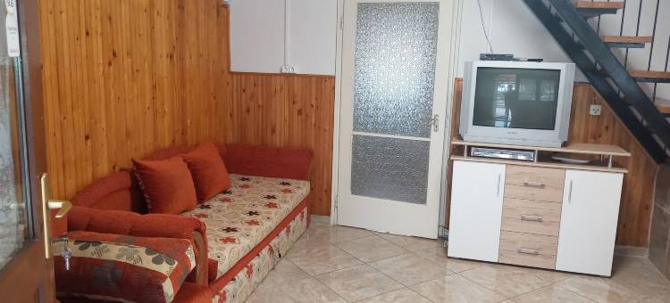在Fonyód的一整栋带花园的度假房，可供2-10人使用(A Whole Holiday House with a Garden in Fonyód for 2-10 Persons)图片