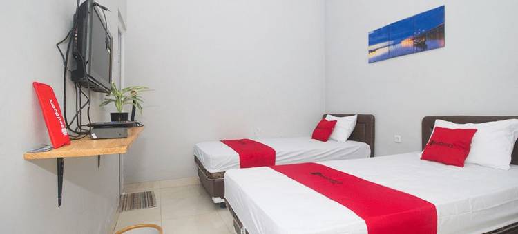 RedDoorz Plus Syariah酒店靠近三邦市政广场(RedDoorz Plus Syariah Near Alun Alun Sampang)图片