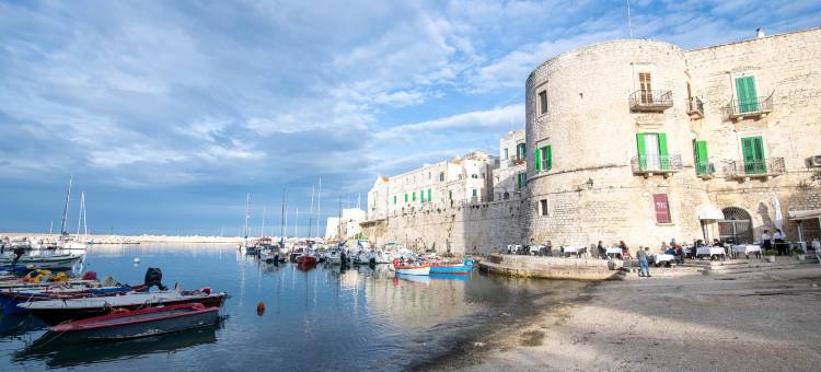 Sea front historic house in the heart of old town, inside torrione aragonese图片