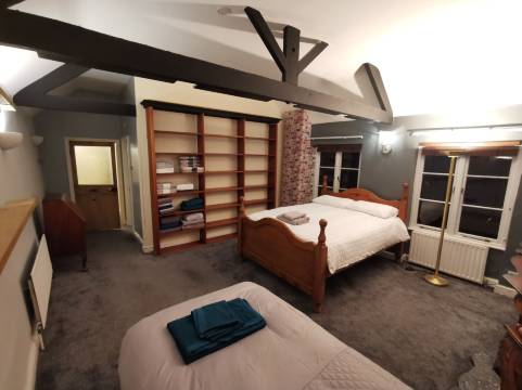 可容纳14人的房屋及停车位(House - Sleeps up to 14 & Parking Available)