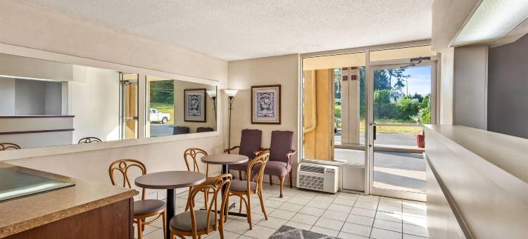 科默斯温德姆速8酒店(Super 8 by Wyndham Commerce)图片