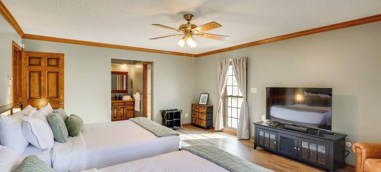 近堪萨斯城的3000平方英尺团体度假屋，带泳池(3,000-sq-ft Group Getaway w/ Pool Near Kansas City)图片