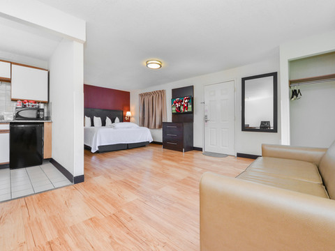 吉尔福德红顶PLUS+套房酒店