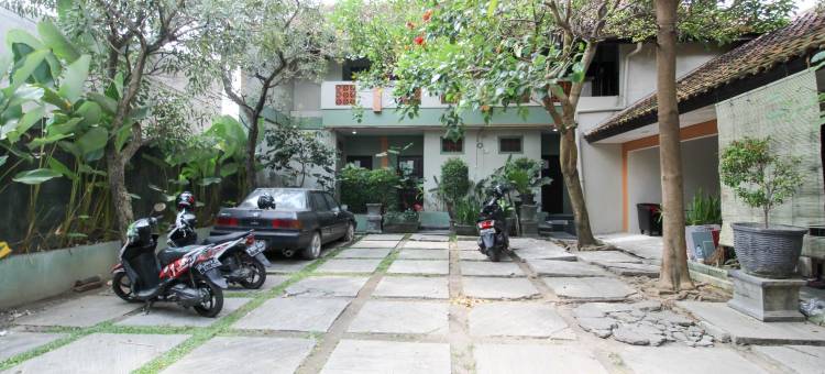 红多兹酒店-近梭罗巴拉潘站2号(RedDoorz Near Solo Balapan Station 2)图片