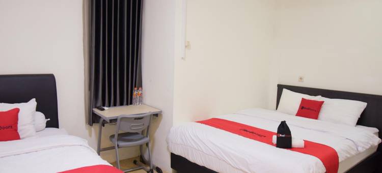 红多兹酒店-近格尔萨特里亚普沃科托(RedDoorz Near Gor Satria Purwokerto)图片