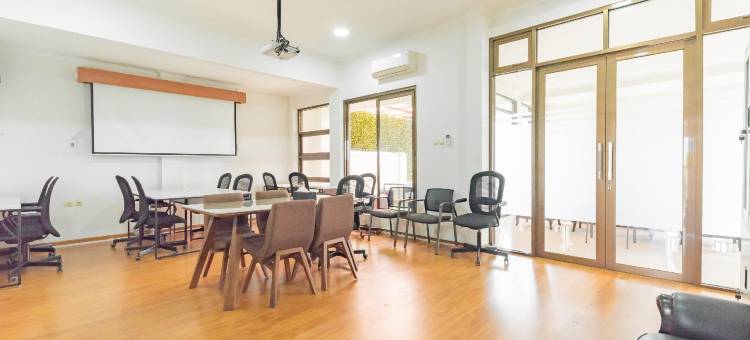 红门酒店-近基亚拉阿尔塔公园(Reddoorz Near Kiara Artha Park)图片