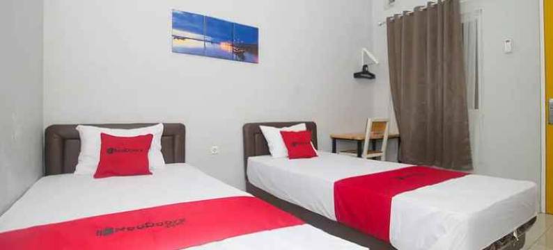 RedDoorz Plus Syariah酒店靠近三邦市政广场(RedDoorz Plus Syariah Near Alun Alun Sampang)图片