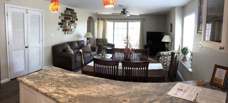 Walk in condo with golf course view.图片