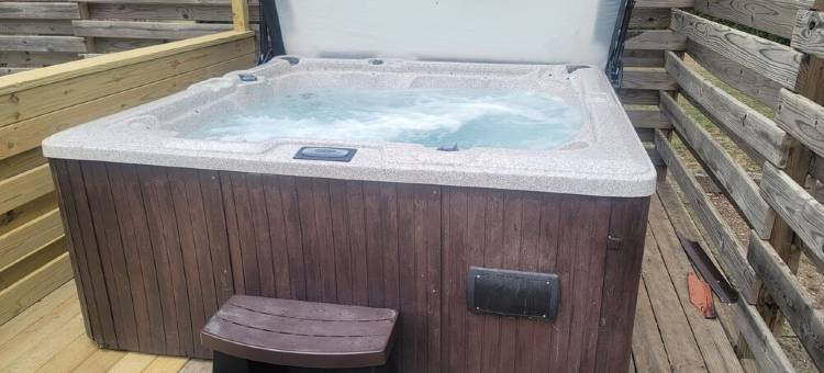 Hot Tub! Outside Traverse City, Sleeps 6 Pet Friendly, Fire Place, Fire Pit图片