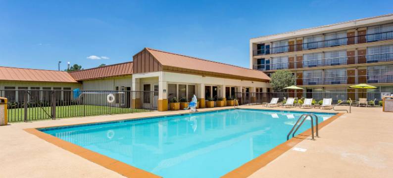 阿伦港巴顿坊西凯艺套房酒店(Quality Inn & Suites Baton Rouge West - Port Allen)图片