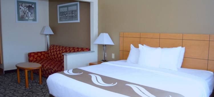 科拉尔维尔爱荷华河兰丁凯艺酒店(Quality Inn Coralville - Iowa River Landing)图片