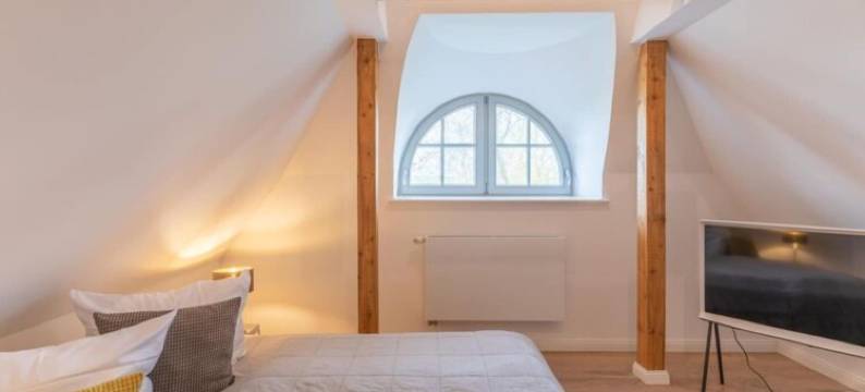 带瓷砖炉的茅草屋度假屋(Reetgedecktes Ferienhaus Mit Kachelofen)图片