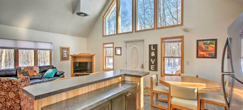 位于雪上移动车及全地形车路径上的北方湖居民房(Lakes of the North Home on Snowmobile and Atv Trail!)图片