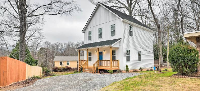 现代坎德勒之家带甲板和院子！(Modern Candler Home with Deck and Yard!)图片