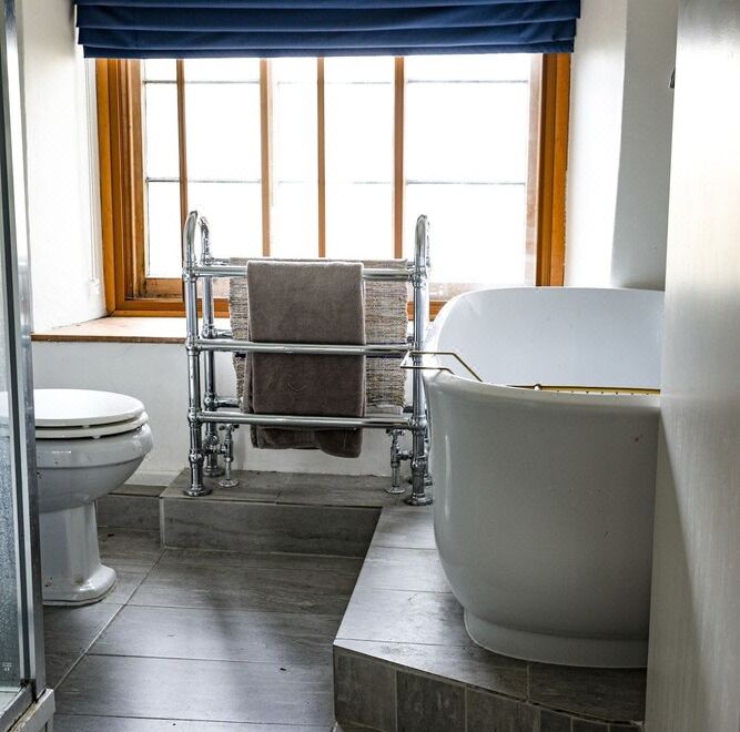 Large Pretty Farmhouse 2 mins from Burford, Cotswolds ,Pet friendly. Big Garden Hotel Overview