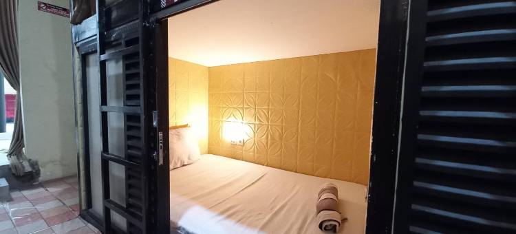 红门酒店@豪华民宿-近阿罗哈瓦鲁泗水(RedDoorz at Luxury Homestay Near Aloha Waru Surabaya)图片
