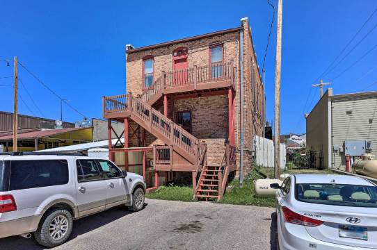 购物、徒步和探索!历史悠久的卡斯特市中心公寓(Shop, Hike and Explore! Historic Dtwn Custer Apt)